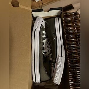 Women’s converse size 9. Army green 
Brand new. Worn twice.